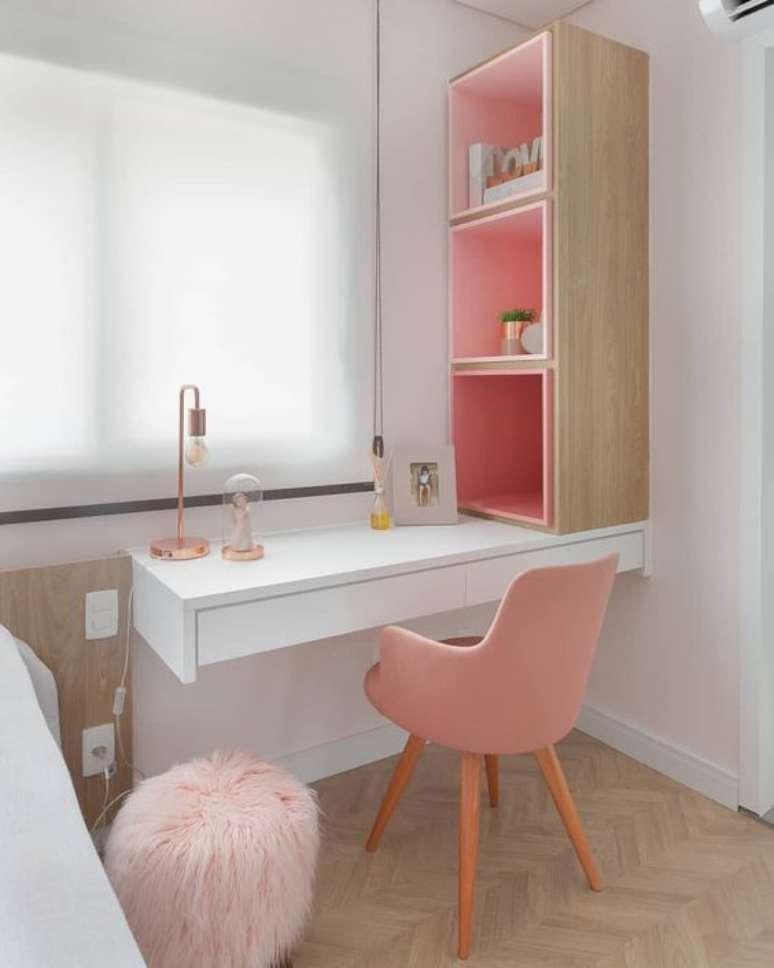 16. Cadeira para penteadeira rosa e branca – Via: M de Mulher