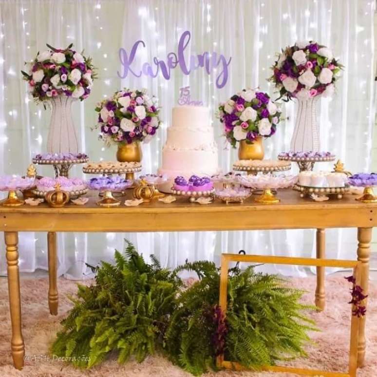 101. Os tons de roxo foram usadas com delicadeza nessa decora&ccedil;&atilde;o. Fonte: Ash Decora&ccedil;&otilde;es