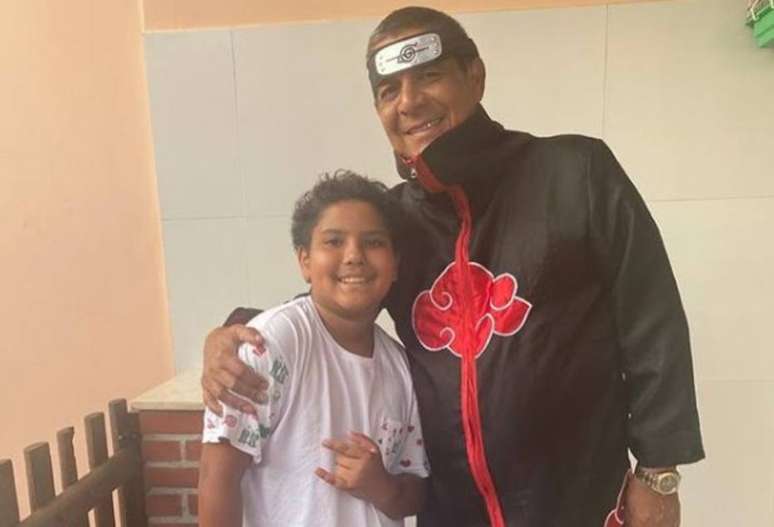 Zeca Pagodinho como 'Vov&ocirc; Naruto' ao lado de seu neto, Noah