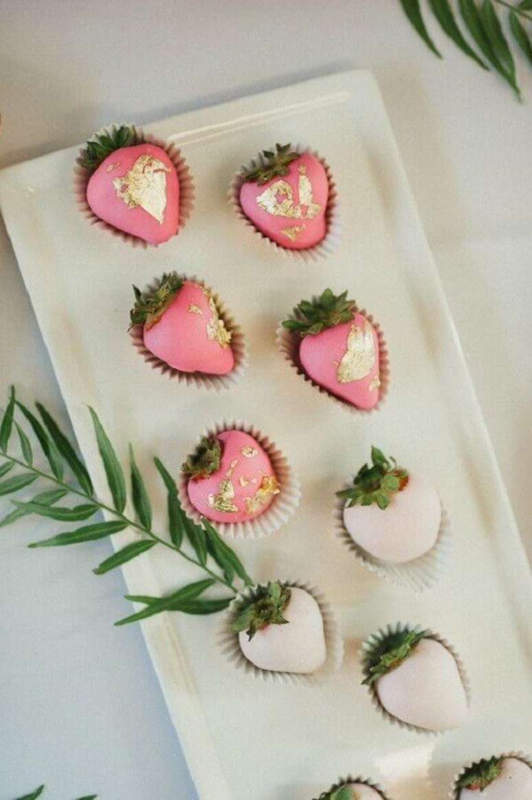 89. Modelo de morangos confeitados especialmente para a festa de 15 anos &ndash; Foto: Home Decoo