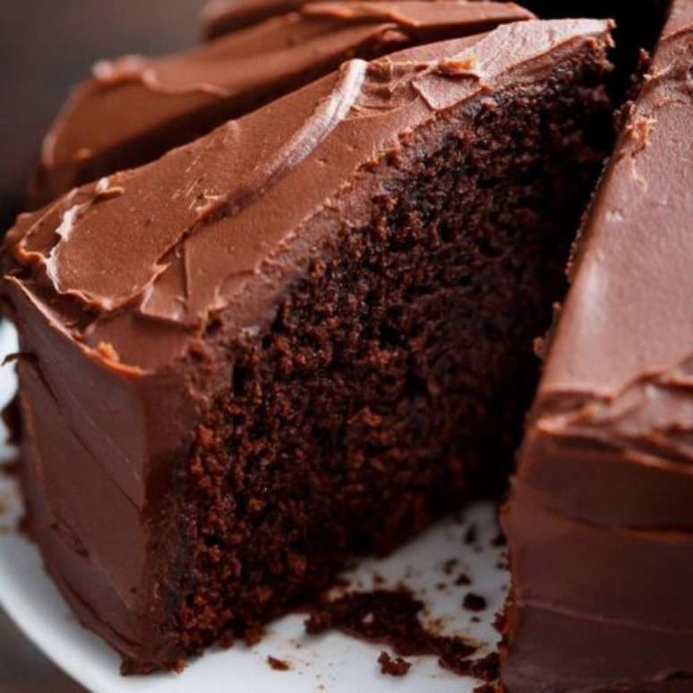 Aprenda uma receita de bolo de chocolate fofinho que vai deixar sua família com água na boca
