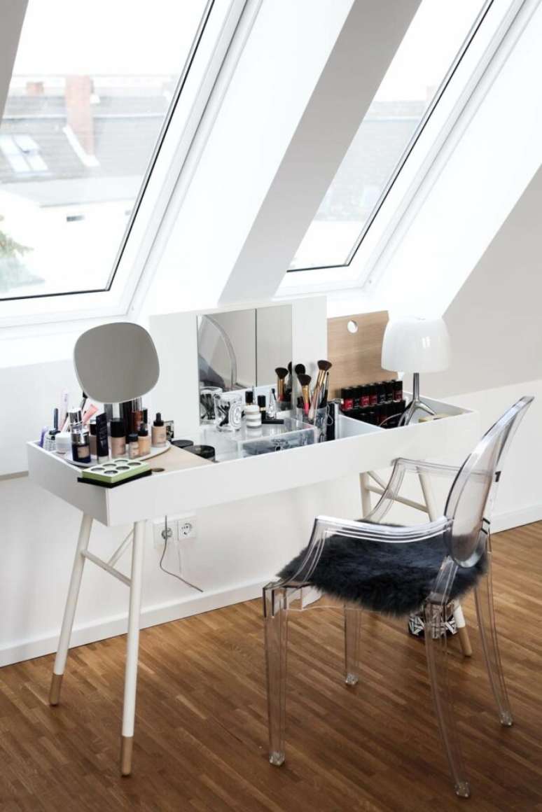 49. Cadeira transparente para penteadeira pequena &ndash; Via: Pinterest