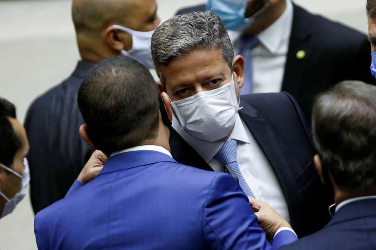 Deputado Arthur Lira, de frente, é o novo presidente da Câmara dos Deputados
01/02/2021
REUTERS/Adriano Machado