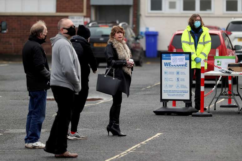 Pessoas fazem fila para teste de detec&ccedil;&atilde;o da Covid-19 em Walsall, no Reino Unido
02/02/2021 REUTERS/Carl Recine