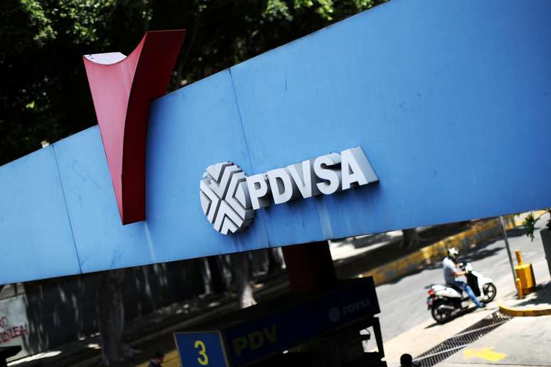 Logo da PDVSA em posto em Caracas
REUTERS/Ivan Alvarado/File Photo