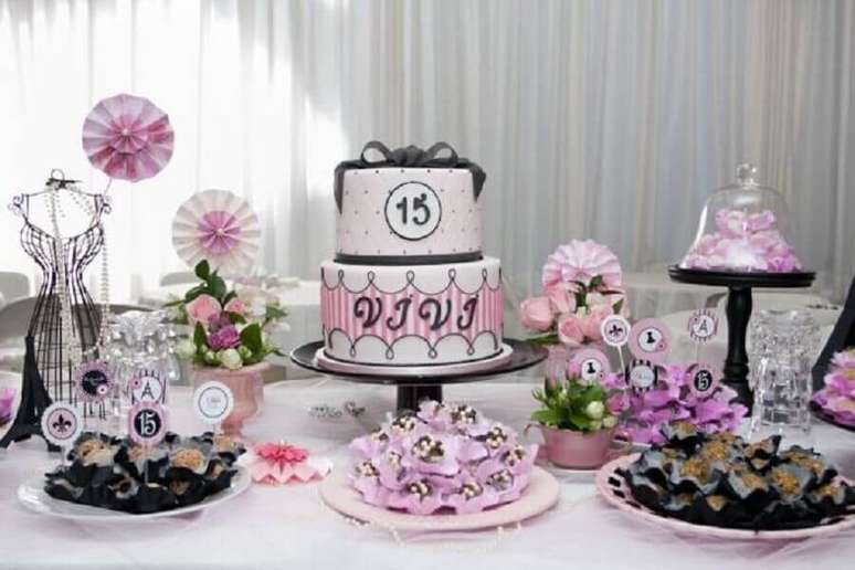 54. Mesa simples e delicada decorada para festa de anivers&aacute;rio de 15 anos &ndash; Foto: Pinterest
