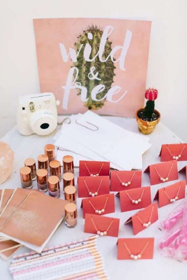 15. Acess&oacute;rios e produtos de beleza s&atilde;o ideias de lembrancinhas para festa de 15 anos que as amigas v&atilde;o adorar &ndash; Foto: Home Decoo