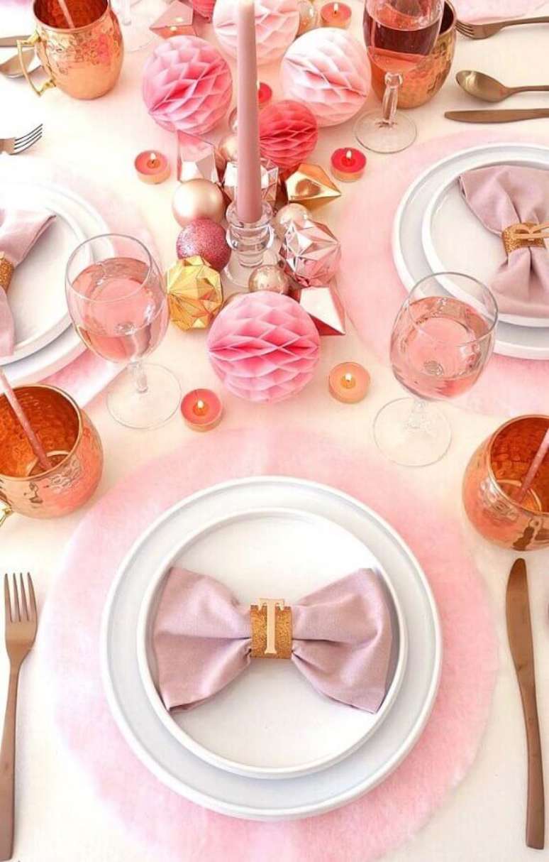65. Decoração para mesa de convidados com vários tons de rosa – Foto: Egy 4 Konami