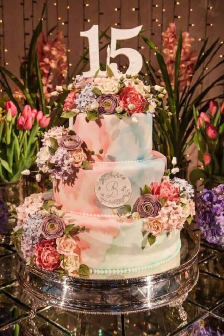 1. Linda inspiração de bolo para festa de 15 anos todo decorado com flores – Foto: Pinterest