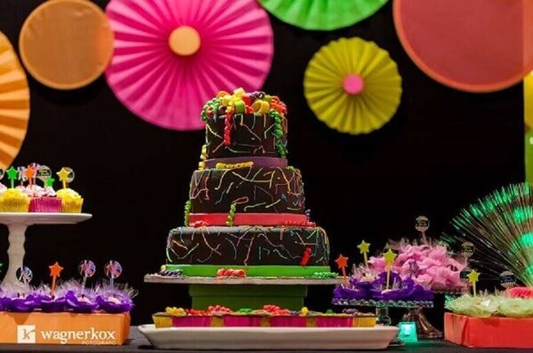 49. Que tal uma festa de aniversário de 15 anos com tema neon? – Foto: Wagner Kox