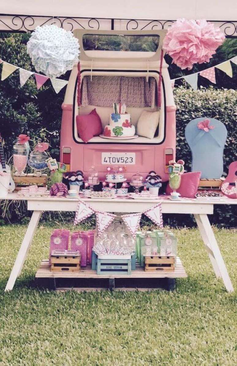 46. Decora&ccedil;&atilde;o para festa de 15 anos simples feita no jardim &ndash; Foto: Home Decoo