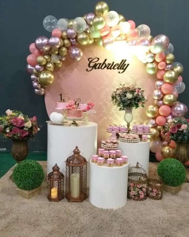 100. Lanternas marroquinas e gaiolas decoram a festa de 15 anos. Fonte: Janda L&uacute;cia