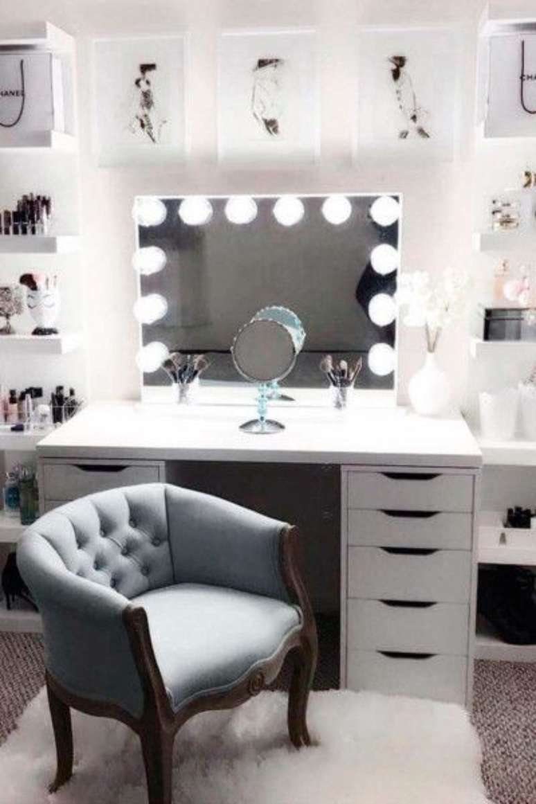 2. Cadeira para penteadeira cinza &ndash; Via: Conforama