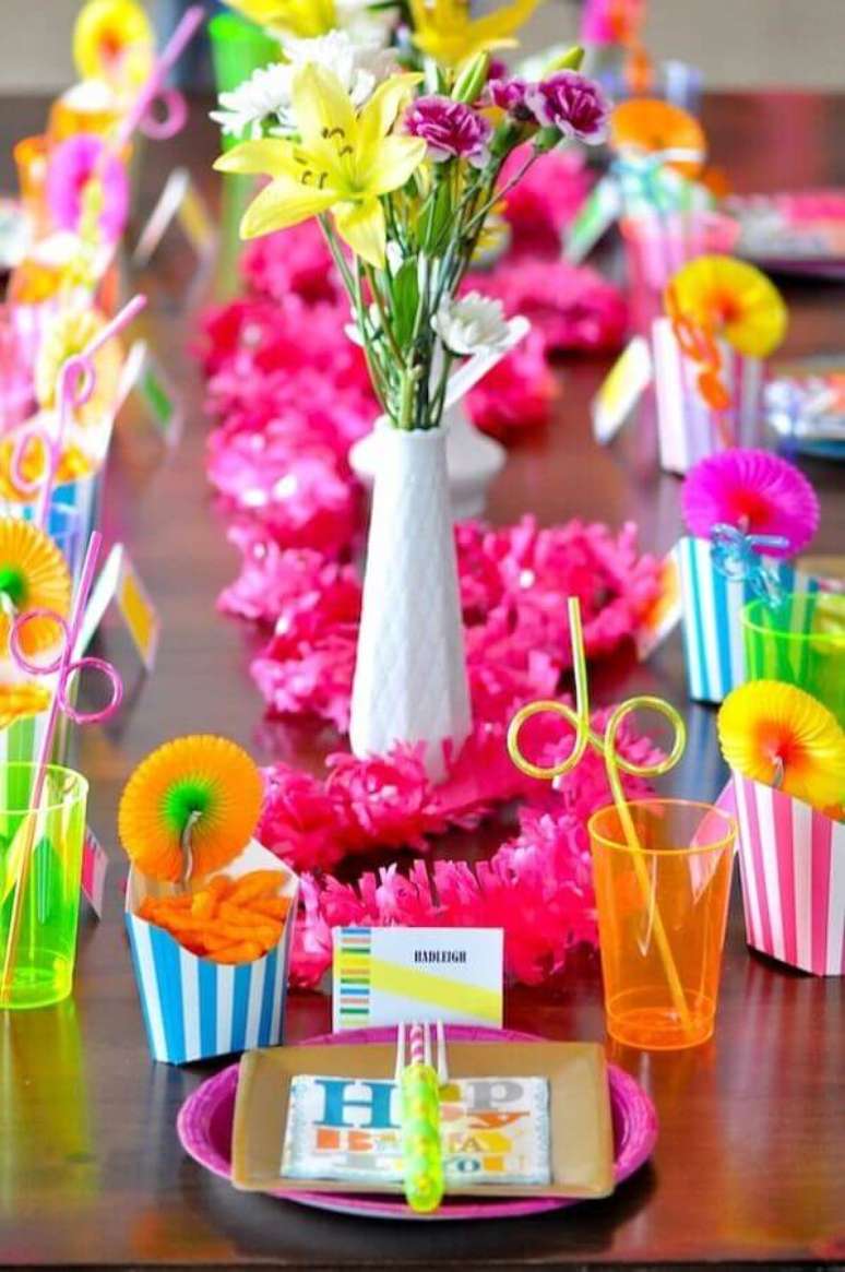 35. Que tal misturar detalhes neon com festa tropical como temas para festa de 15 anos? – Foto: Pinterest