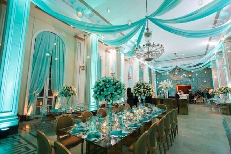 92. Festa de 15 anos com decora&ccedil;&atilde;o azul tiffany. Fonte: Pinterest