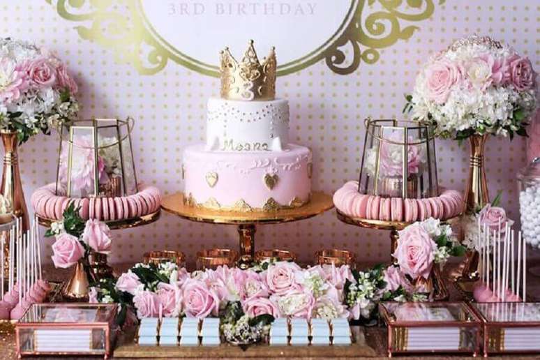 87. Linda mesa decorada para festa de 15 anos com tema princesa – Foto: Kara’s Party Ideas