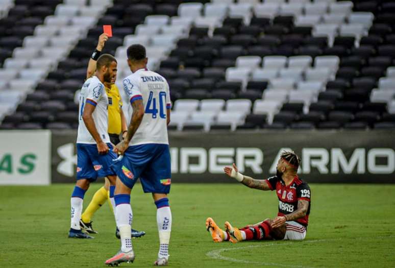 Momento da expulsão de Gabigol contra o Bahia (Foto: Nayra Halm/Fotoarena)