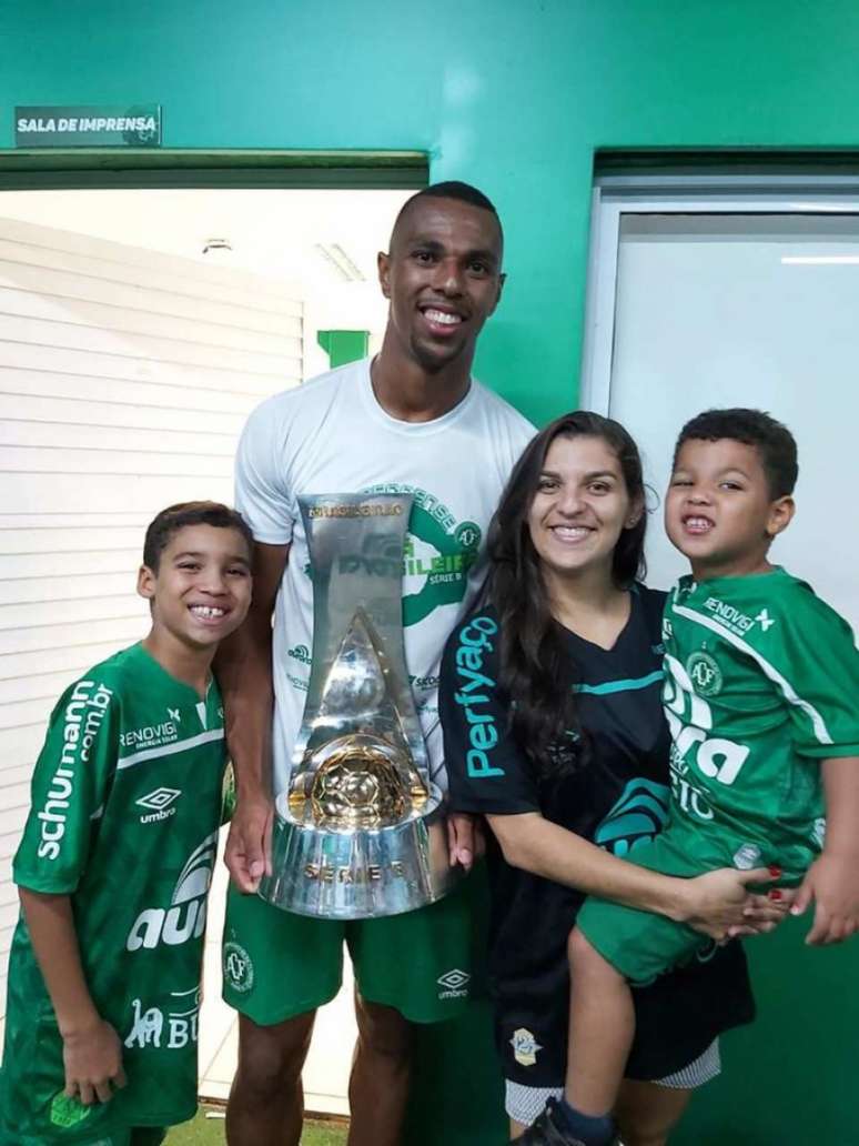 Luiz Otávio celebrou o título ao lado da esposa e dos filhos (Crédito/ Arquivo Pessoal)