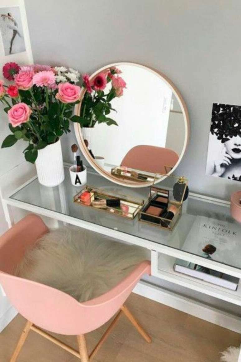 32. Cadeira rosa para penteadeira clean – Via: Pinterest