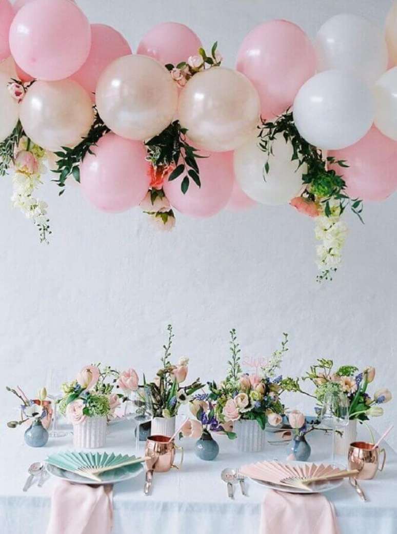 41. Decora&ccedil;&atilde;o super delicada em tons past&eacute;is para festa de anivers&aacute;rio de 15 anos com lutas bolas de bexiga e folhagens &ndash; Foto: Pinterest
