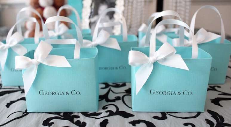 6. Lembrancinhas para festa de 15 anos embrulhadas com pacotinhos que lembrar a famosa marca de jóias Tiffany – Foto: Kara’s Party Ideas