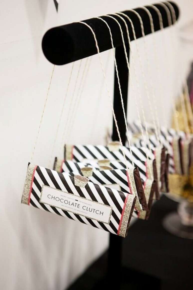 16. Chocolate &eacute; sempre uma boa pedida como lembrancinha para festa de 15 anos &ndash; Foto: Pinterest