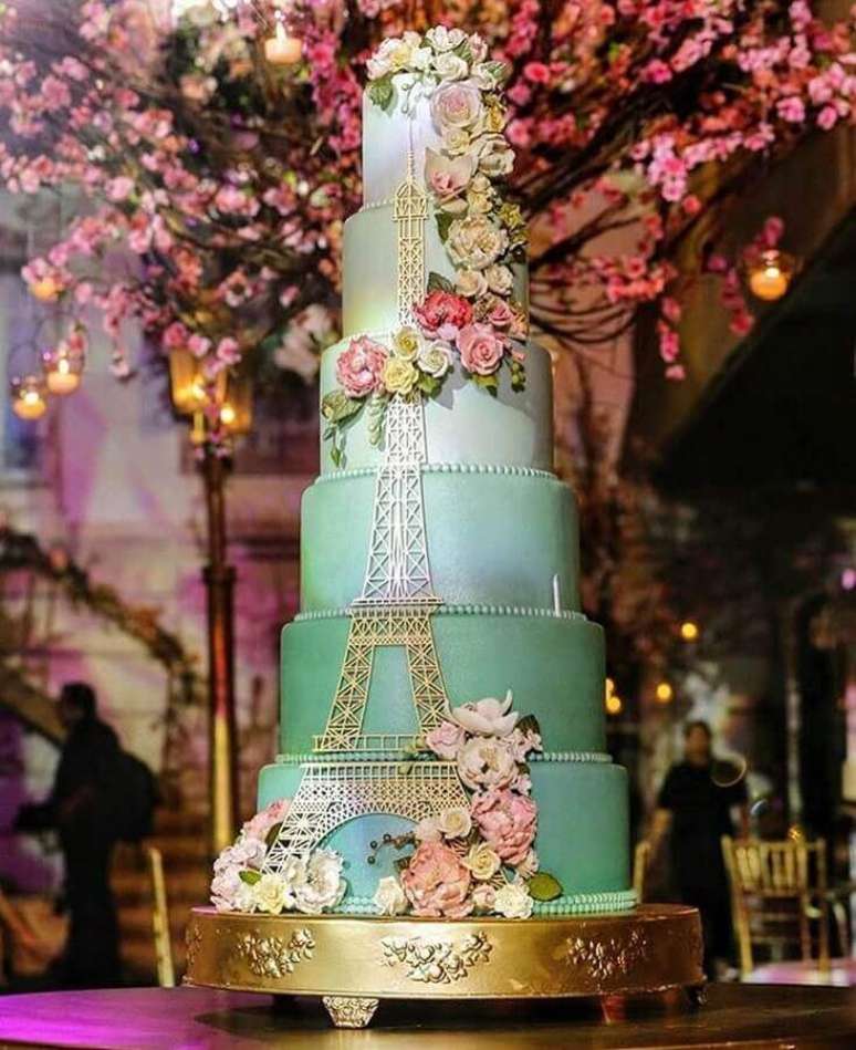 8. Lindo bolo com a Torre-Eiffel esculpida para comemorar festa de 15 anos com tema Paris – Foto: Claudia Moraes Cake Designer