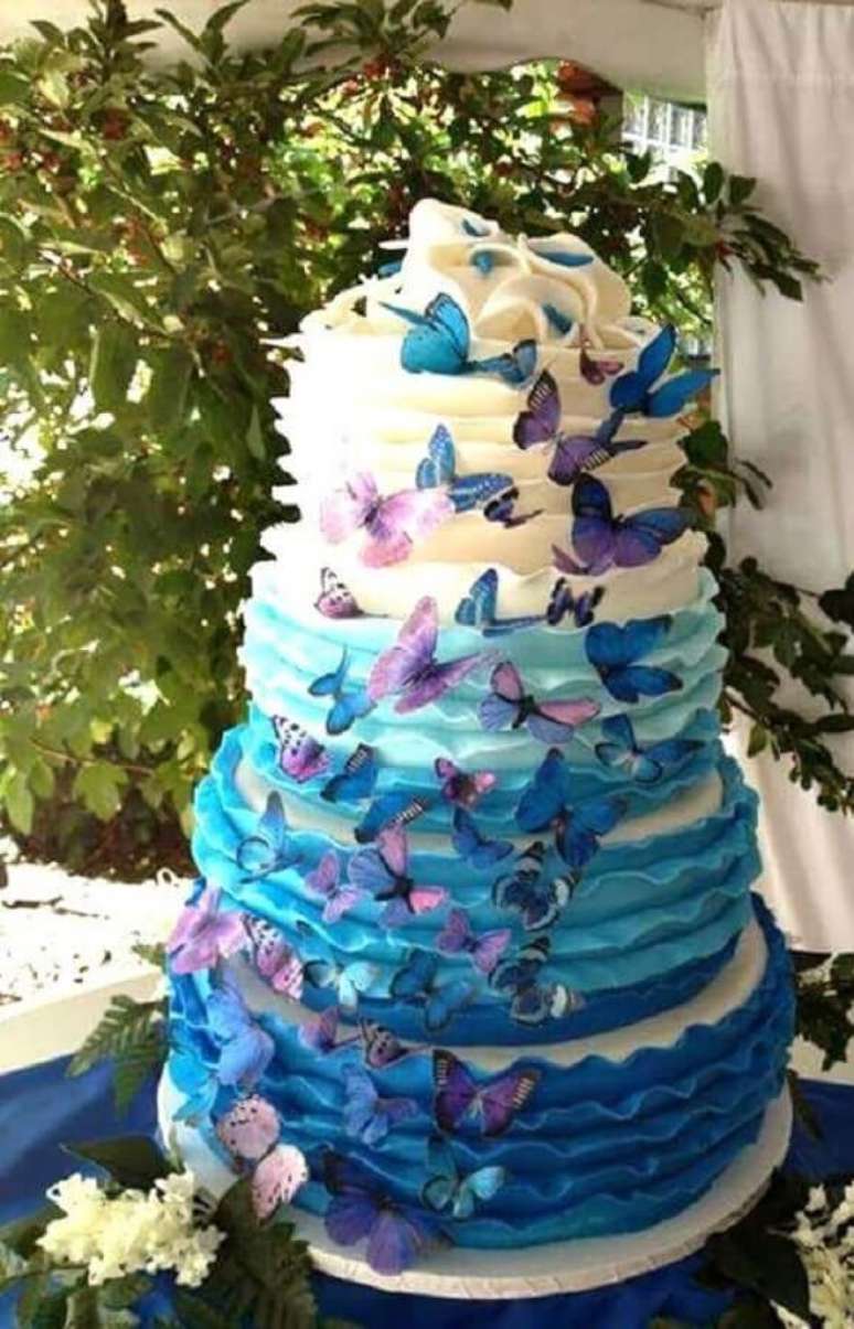 28. Lindo bolo para festa de 15 anos todo decorado com borboletas – Foto: Pinterest