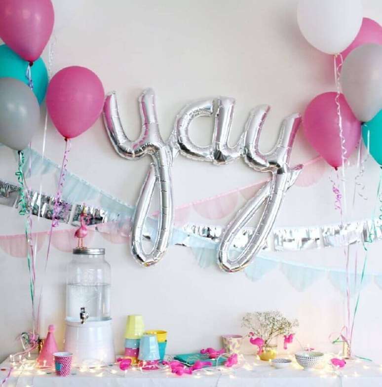 38. Na festa de 15 anos simples tem precisam ter balões decorativos – Foto: Pinterest