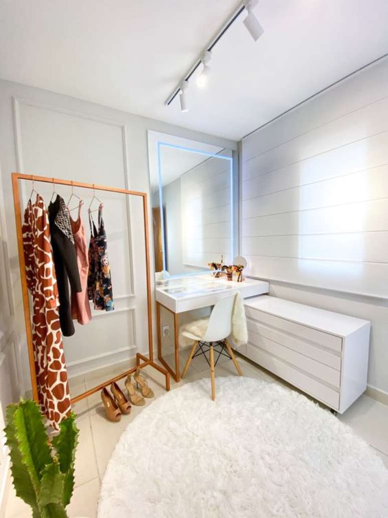 25. Closet com penteadeira branca e cadeira combinando – Via: Pinterest