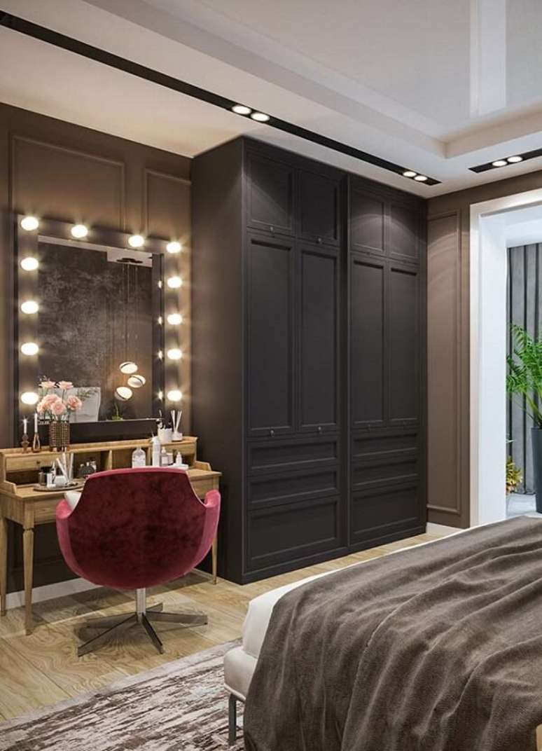 13. A cadeira para penteadeira girat&oacute;ria &eacute; chique no quarto de casal &ndash; Via: Pinterest