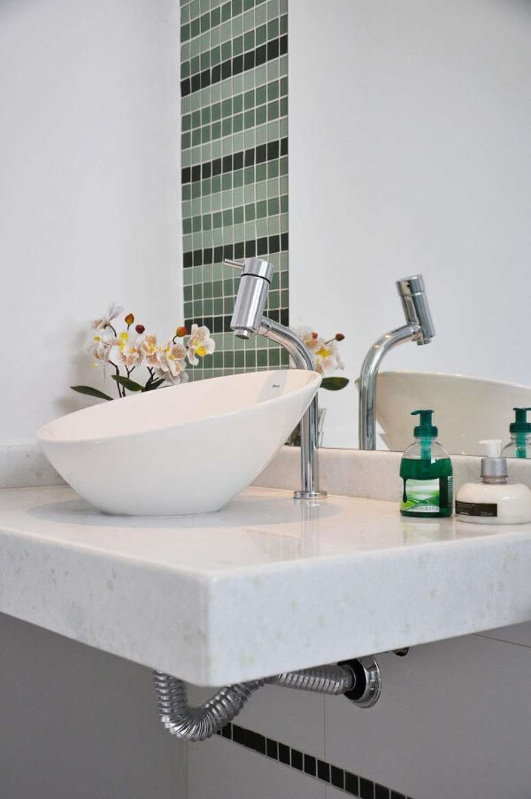 38. A cuba de apoio para banheiro pequeno em formato oval faz sucesso entre o p&uacute;blico. Projeto por L2 Arquitetura