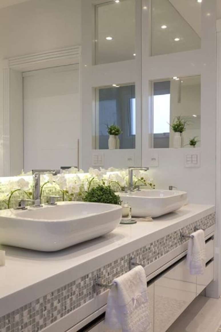 42. Bancada branca com lateral de pastilhas de vidro e cuba de apoio. Projeto por Aquiles Nicolas K&iacute;laris