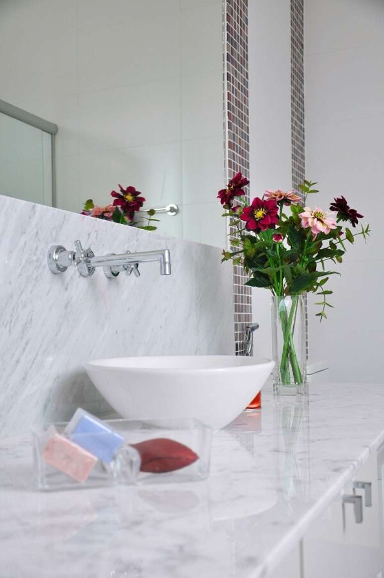 35. Bancada de granito branco com cuba de apoio para banheiro oval. Projeto por L2 Arquitetura