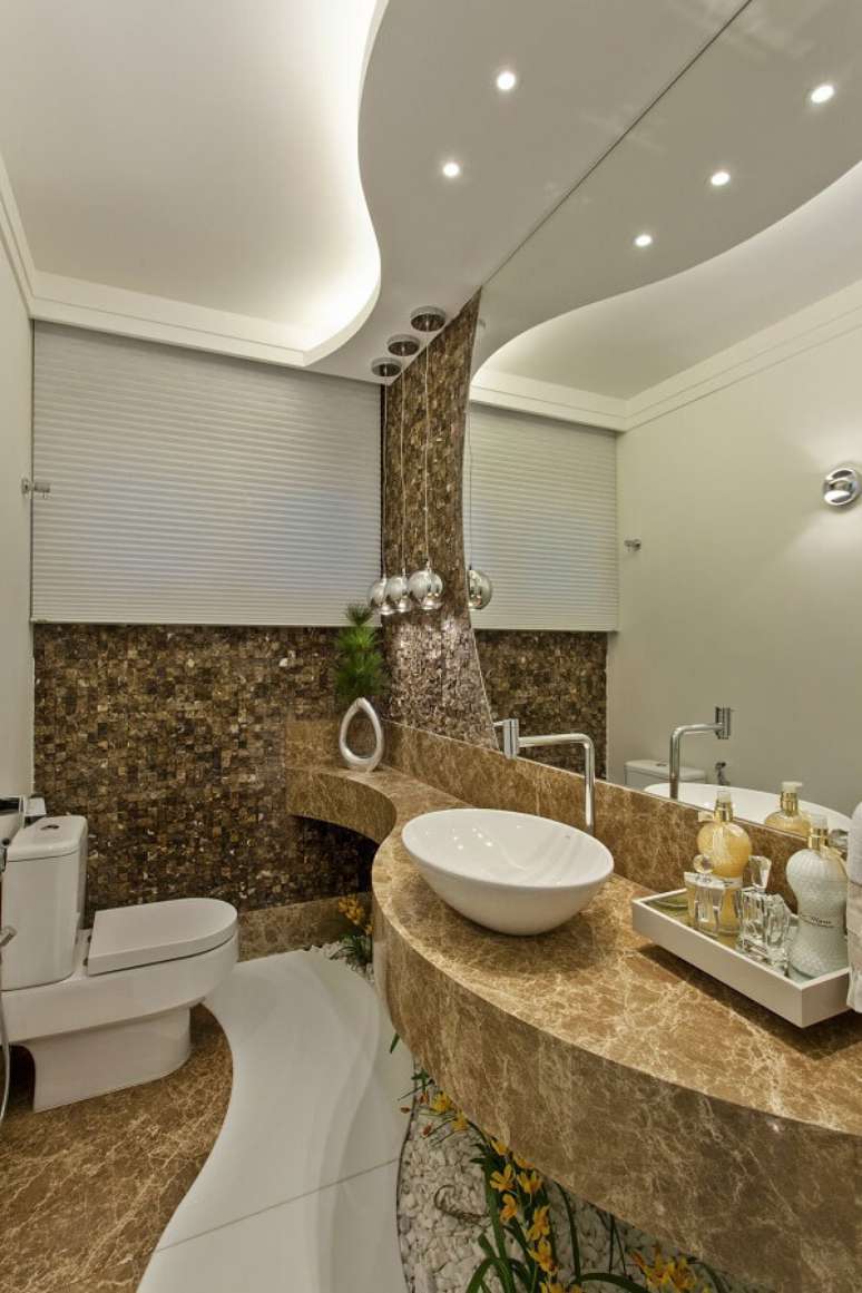 7. Bancada de m&aacute;rmore feita sob medida acomoda uma linda cuba de apoio para banheiro. Projeto por Aquiles Nicolas K&iacute;laris