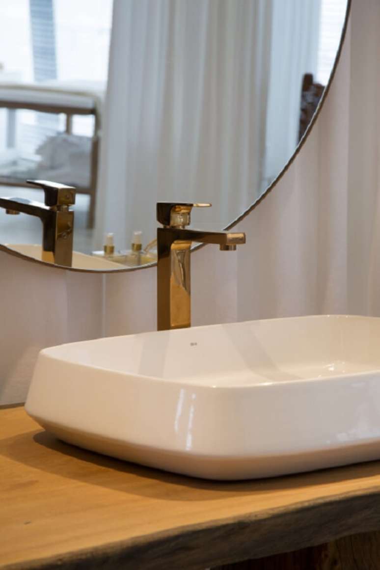 32. Cuba de apoio para banheiro com torneira dourada &eacute; puro luxo. Fonte: Deca