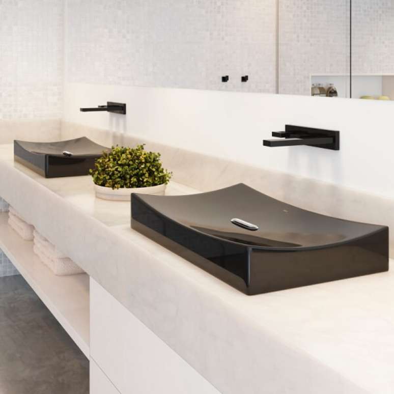 23. Cuba de apoio para banheiro Deca na cor preta. Fonte: Deca