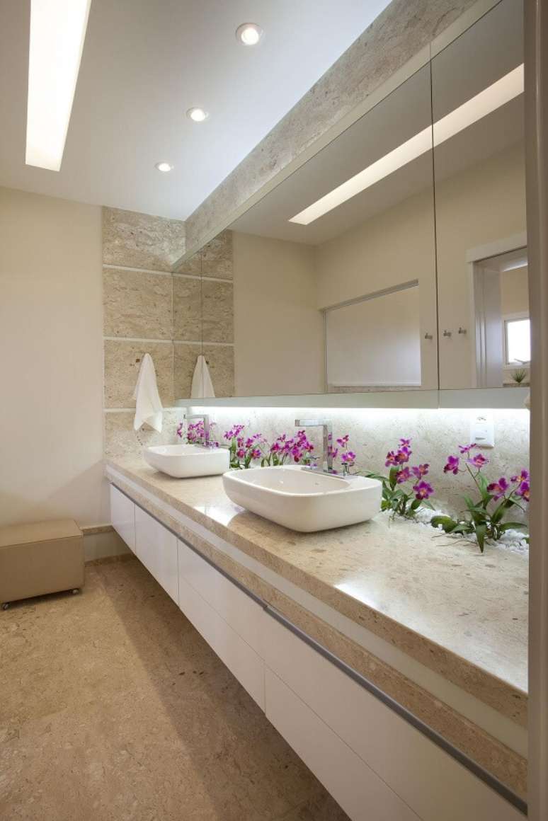 4. Espa&ccedil;o compartilhado com bancada de m&aacute;rmore e cuba de apoio para banheiro. Projeto por Aquiles Nicolas K&iacute;laris