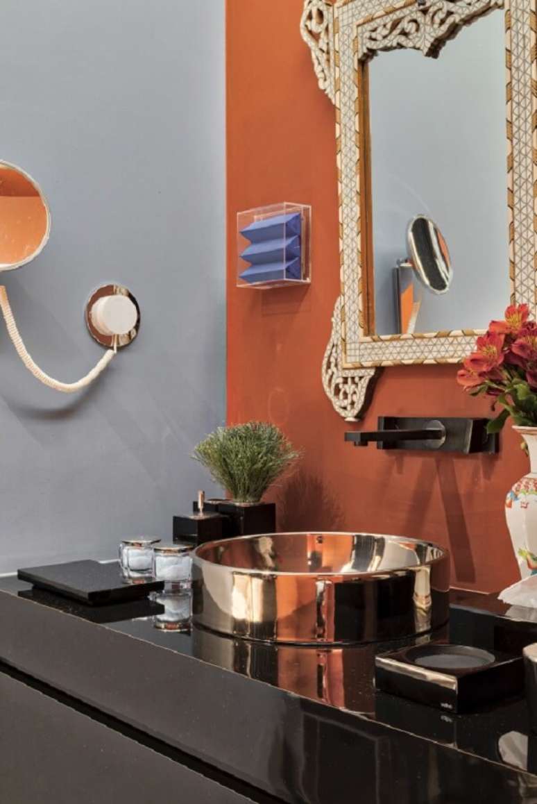 24. Modelo de cuba de apoio para banheiro com design ousado. Fonte: Deca &ndash; CasaCor S&atilde;o Paulo 2018 &ndash; Michel Safatle