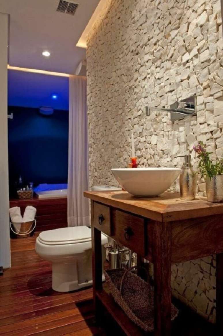 19. O aparador de madeira serve de base para a cuba de apoio para banheiro oval. Projeto por Gabriel Magalh&atilde;es e Luiz Claudio Souza Arquitetos