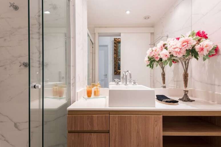 18. O apoio de cuba para banheiro &eacute; feito em madeira. Projeto por Studio Ideac&atilde;o