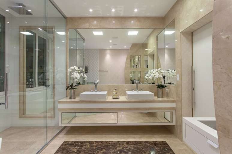 11. O apoio para cuba de banheiro com estrutura espelhada traz eleg&acirc;ncia ao espa&ccedil;o. Projeto por Iara Kilaris