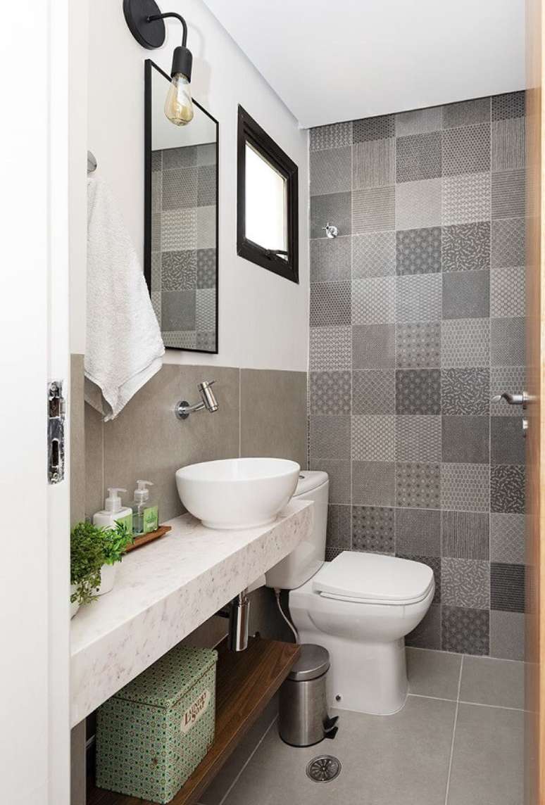 12. Parede com ladrilho hidr&aacute;ulico cinza e cuba de apoio para banheiro decoram o espa&ccedil;o. Projeto por PAGAMA Arquitetura + Design