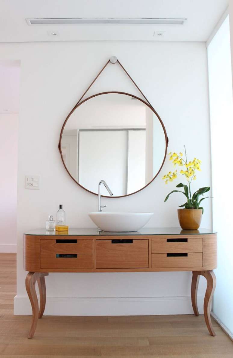 1. Restaure um aparador de madeira e utilize a pe&ccedil;a para acomodar a cuba de apoio para banheiro. Projeto por Move M&oacute;vel