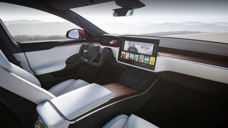Totalmente renovado, o interior do Model S 2021 ganhou uma tela multimídia de 17’’ com em posição horizontal, além de um volante tipo manche.