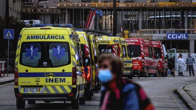 Fila de ambulâncias em um hospital de Lisboa ilustra as dificuldades vividas em Portugal