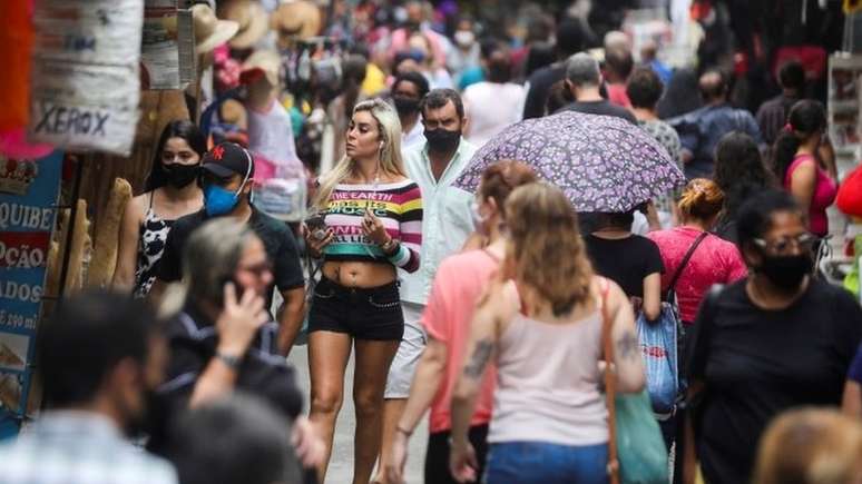 Comércio popular no Rio de Janeiro, em foto de dezembro de 2020; no "falso debate" entre cuidar da saúde e reabrir a economia, Brasil acabou perdendo nas duas pontas