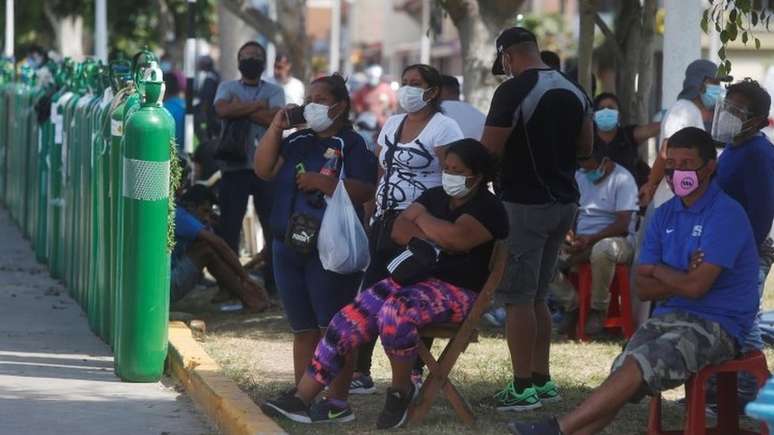 Peruanos aguardando reabastecimento de cilindros oxigênio em Lima; em comparação com o Brasil, país andino teve o pior desempenho na pandemia e, assim como Manaus, viveu caos na saúde