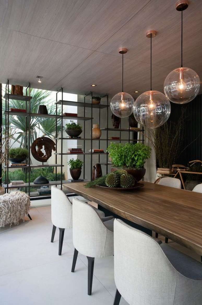 57. Sala com piso branco &ndash; Via: Casa de Valentina