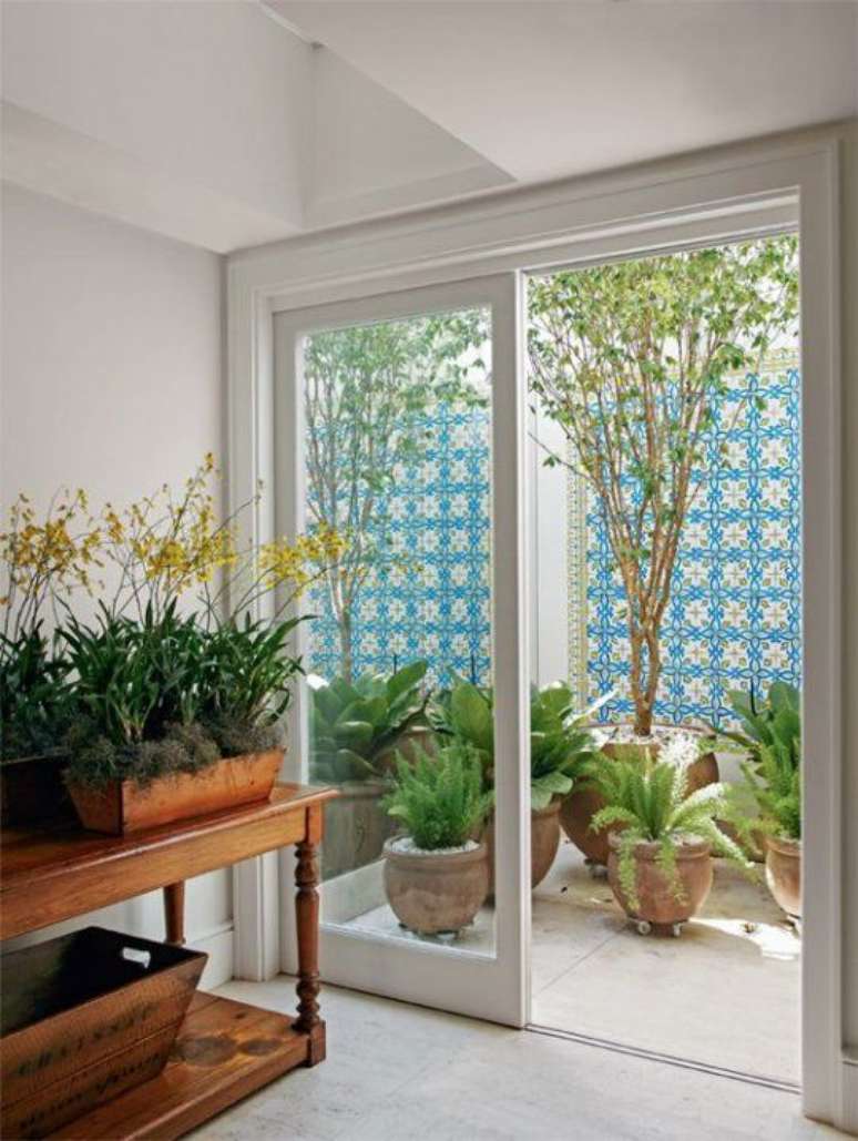 52. Jardim de inverno na sala com vasos de plantas – Via: Simplichique